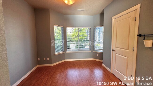 Building Photo - Bright 2 BD | 2.5 BA Townhome with A/C and Parking - Tigard