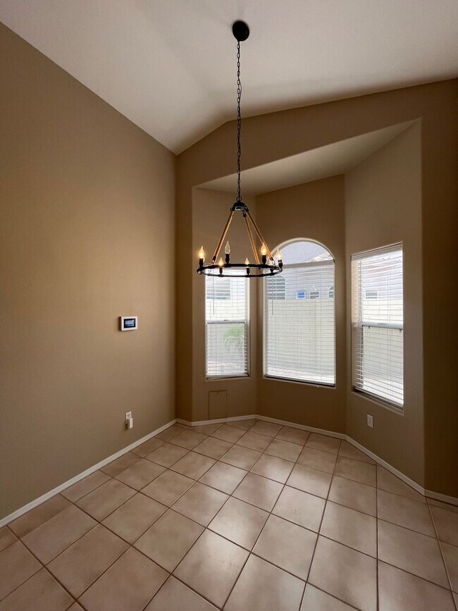 Building Photo - 4 Bedroom Home Near N McQueen Rd and E Cha...
