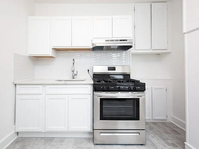 Building Photo - 733 Hudson Ave