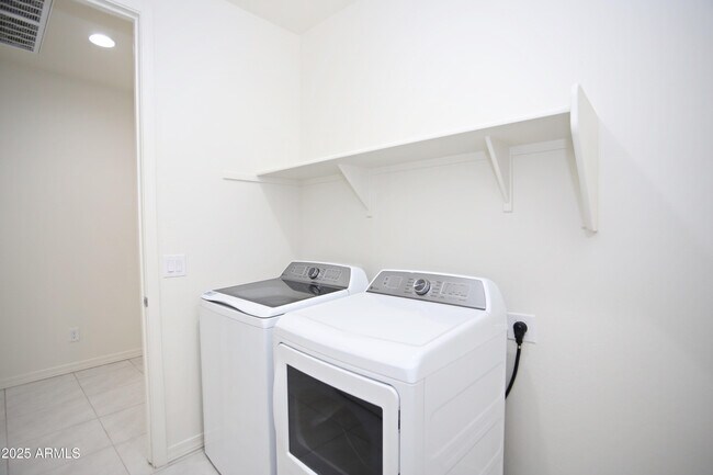 Building Photo - 976 W Finch Dr