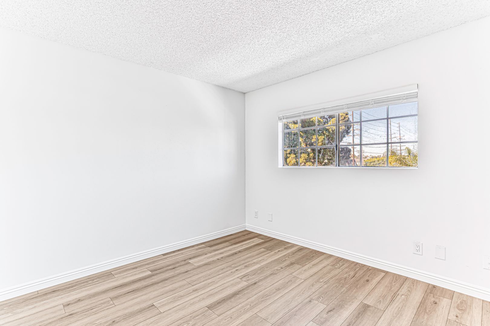 Building Photo - 1070 Loma Ave