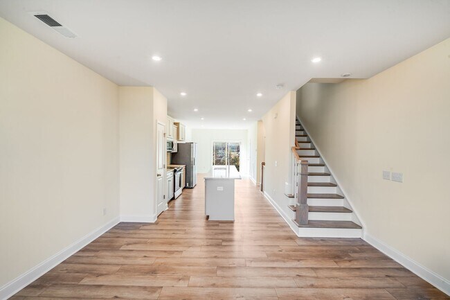 Building Photo - 2BR Townhome w/ 2 En-Suite Baths + Garage in 28208