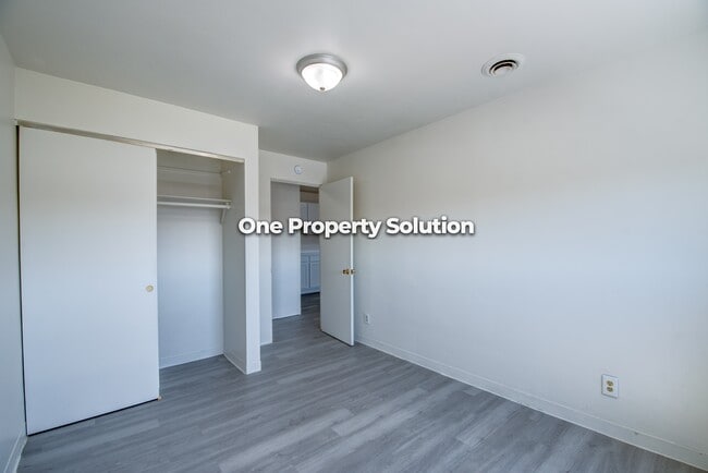 Building Photo - 5284 Broadway