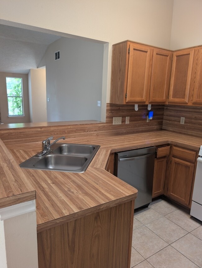 Building Photo - Charming 2 beds 2 baths in Spring!