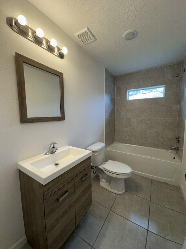 Building Photo - Charming 4-Bedroom Home with Granite Count...