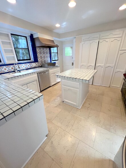 Building Photo - 223 S Gale Dr