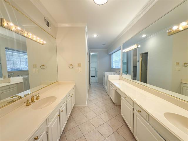 Building Photo - 5991 Lindenshire Ln