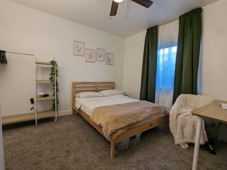 Willow bedroom - 1629 N Laurel Ave