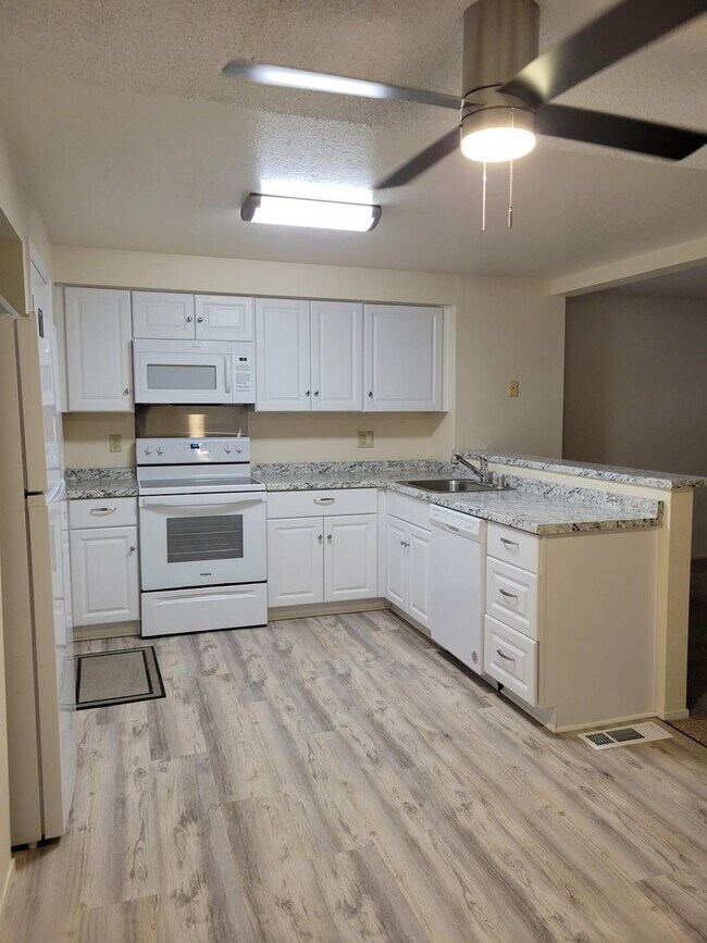 Building Photo - <b>Great 2 bedroom 1.5 bath Townhome<br><br>