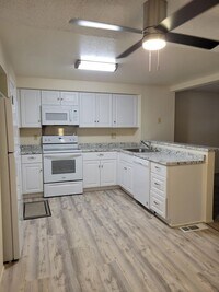 Building Photo - <b>Great 2 bedroom 1.5 bath Townhome<br><br>