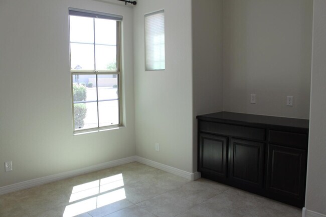 Building Photo - 3458 E Loma Vista St