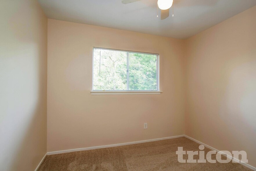 Building Photo - 8610 Pine Shores Dr