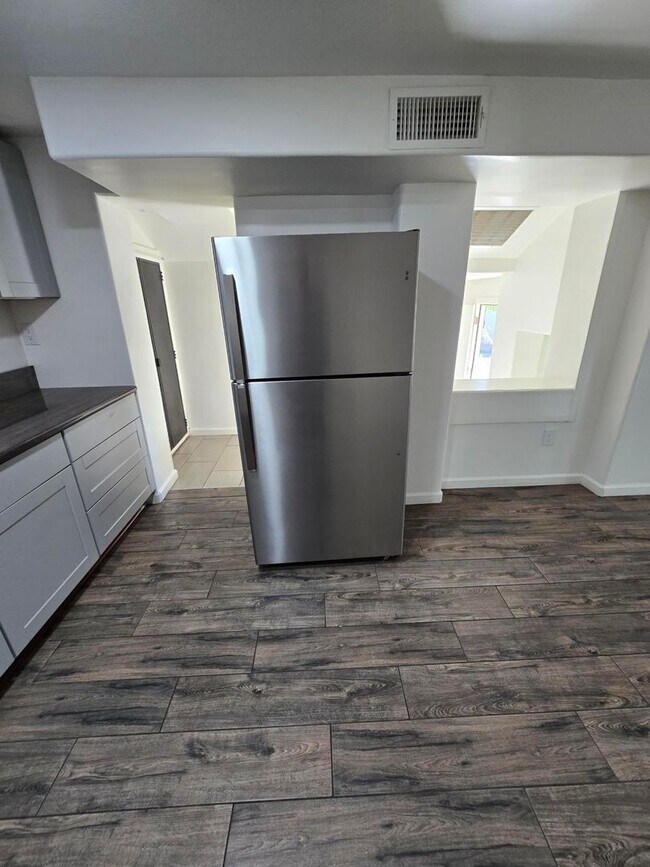 Building Photo - 332 W Illinois St