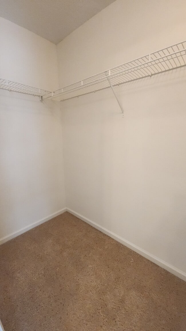 Building Photo - Lovely 2 bedroom move-in ready condo located in The Gables community!