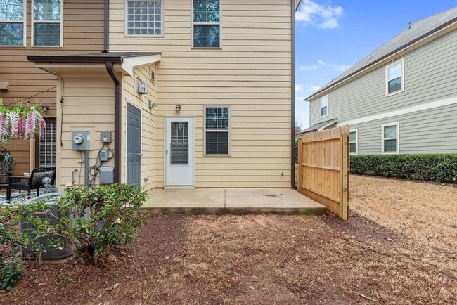 Building Photo - End Unit Townhome Available in Apex!