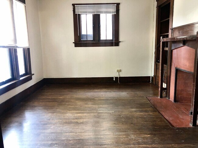 Building Photo - 5 Bedroom House - Walking distance from Ce...