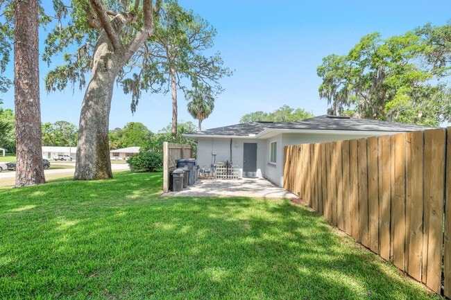 Building Photo - 1068 Mindello Ave