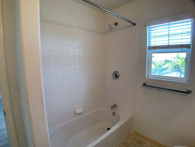 Building Photo - 3 bedrooms with A/C & 2 car garage in Ewa Beach (Spinnaker Place Townhome)! First showing is 12/1...