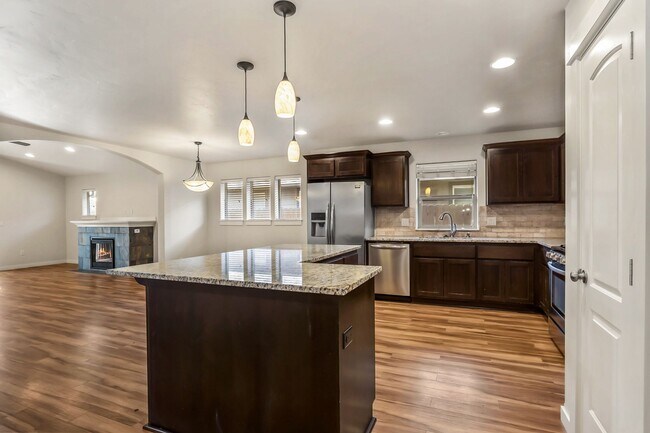 Building Photo - 4 Bedroom Home: Fenced Backyard & Great Location!