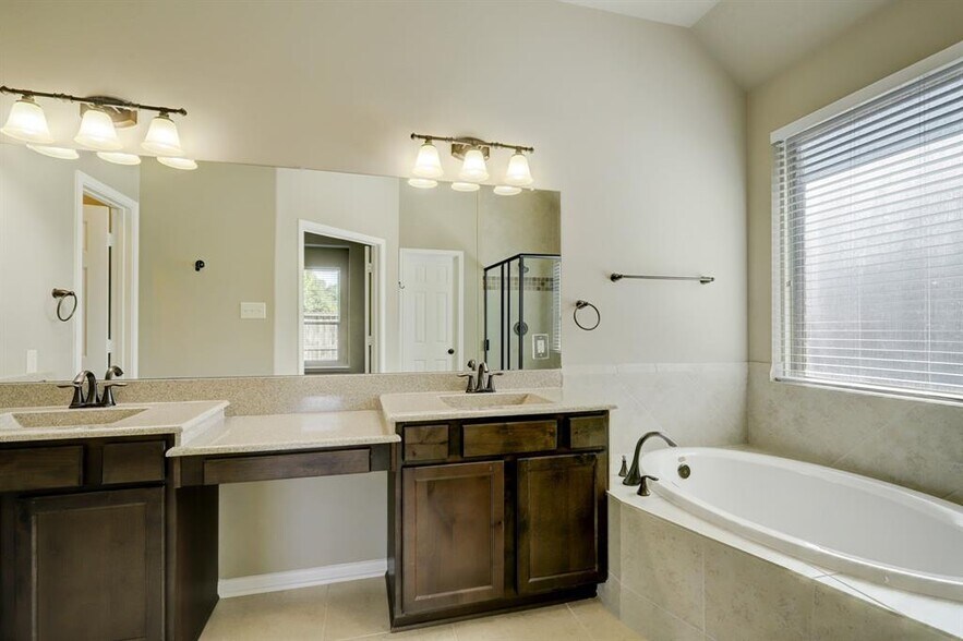 Building Photo - 4919 Grand Chateau Ln