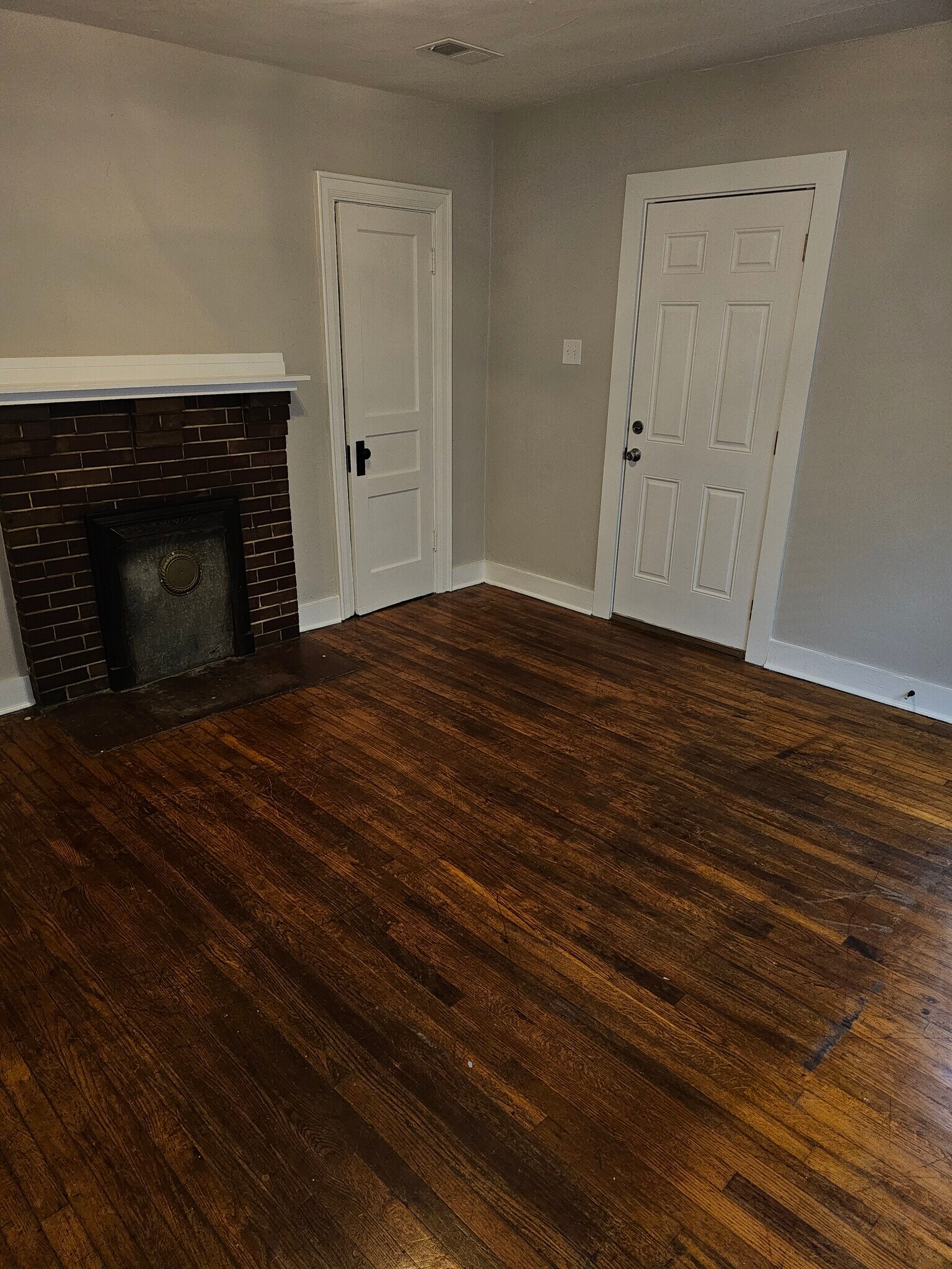 Living room - 131 E Park Ave