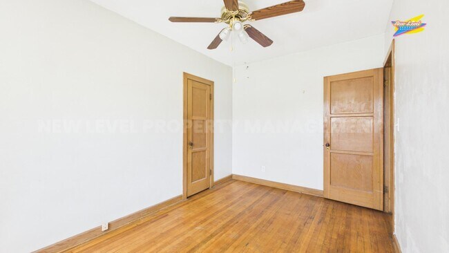 Building Photo - 413 E 6th St