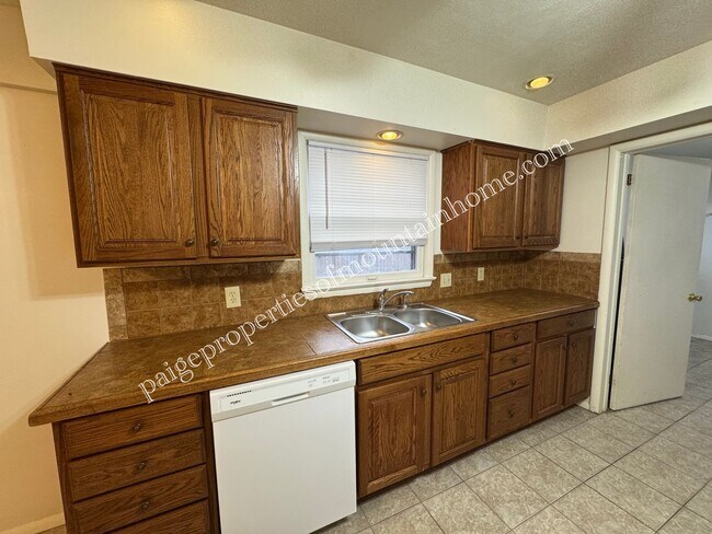 Building Photo - 3 Bedroom/2 bath home in Mountain Home