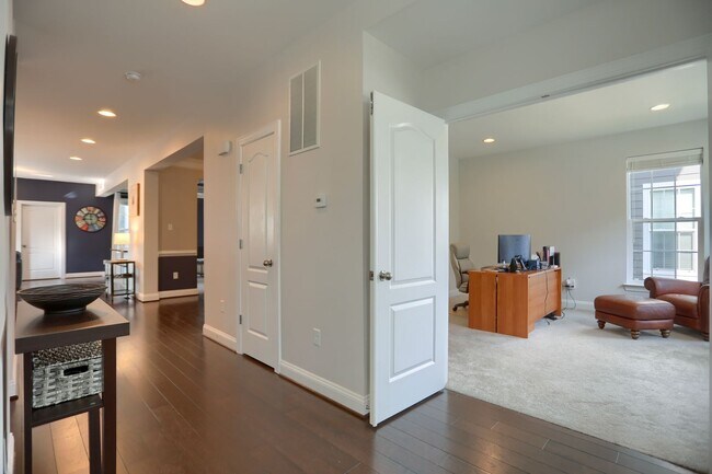 Building Photo - 6407 Falconwood St