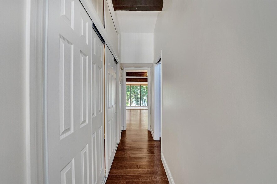 Building Photo - 760 E Coco Plum Cir