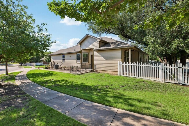 Building Photo - 711 Rolling Oak Dr