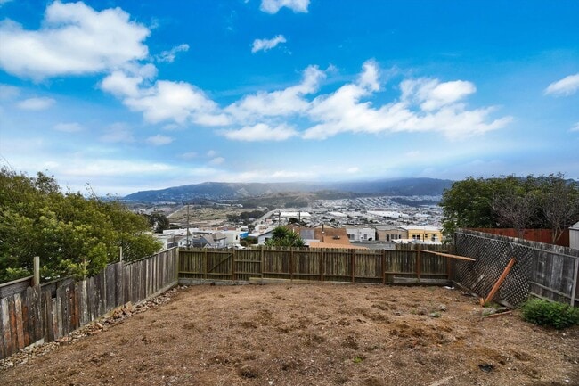 Building Photo - Three Bedroom House in Visitacion Valley