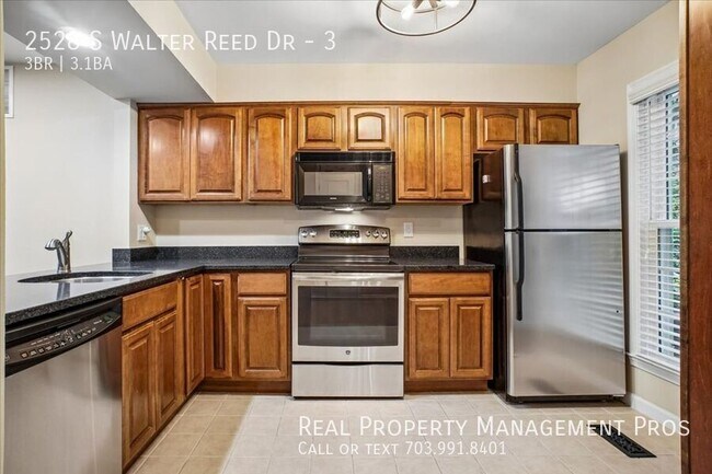 Building Photo - 2528 S Walter Reed Dr