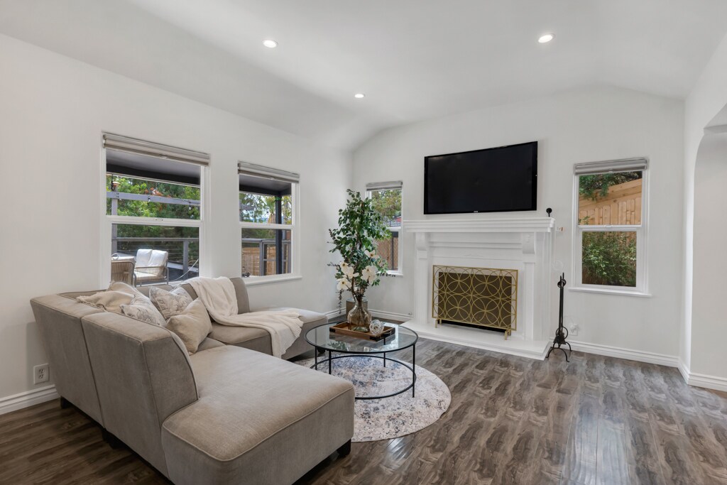 Building Photo - 19419 Oxnard St