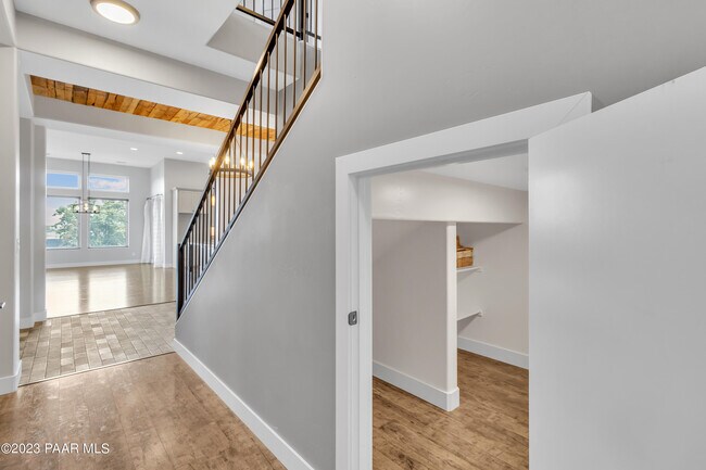 Building Photo - 1584 Majestic Way