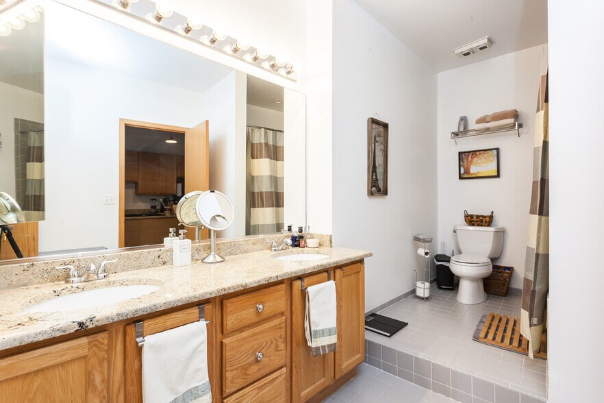 Building Photo - 910 S Michigan Ave