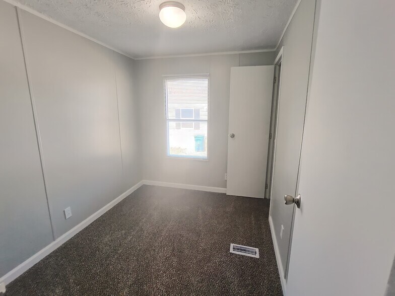 Building Photo - 42 Deerwood Park