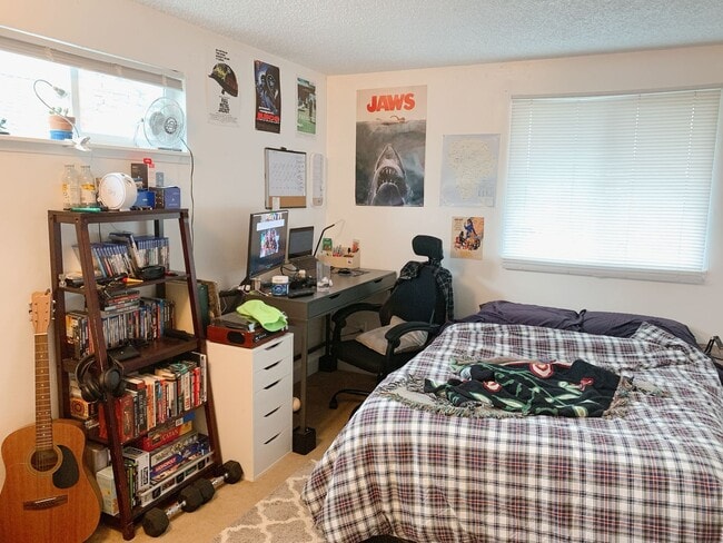 Building Photo - AUG PRELEASE: 5 bdrm/2 bath in York Neighborhood