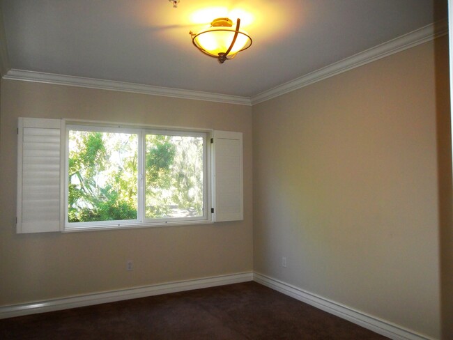 Building Photo - Luxurious condo with top of the line appli...