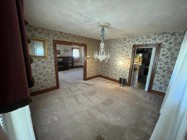 Building Photo - 354 E Indianola Ave