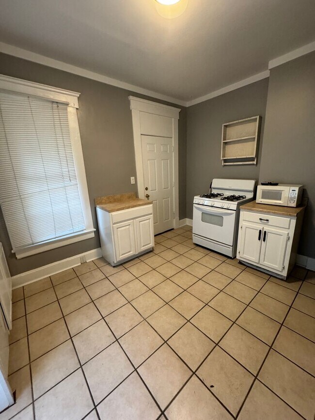 Building Photo - Alexander Props - Reinhard