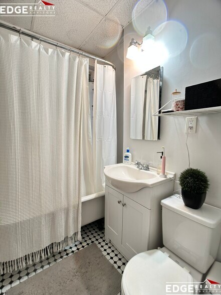 Building Photo - 225 Kelton St