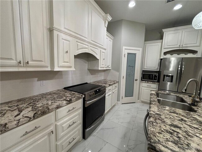 Building Photo - 2601 Tulipan Ave