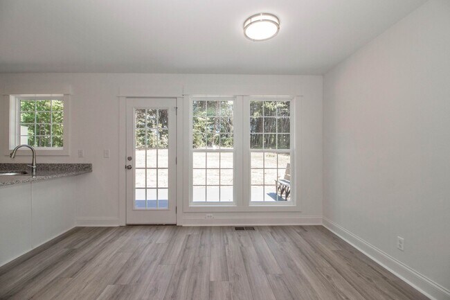 Building Photo - Lux Three Bedroom Townhouse in Sherrills Ford