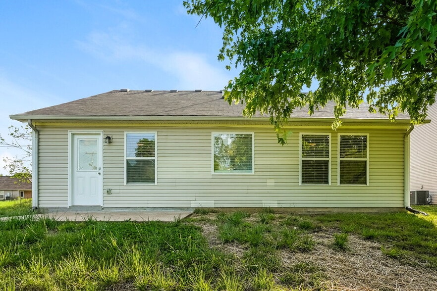 Building Photo - 2761 Sutherland Dr