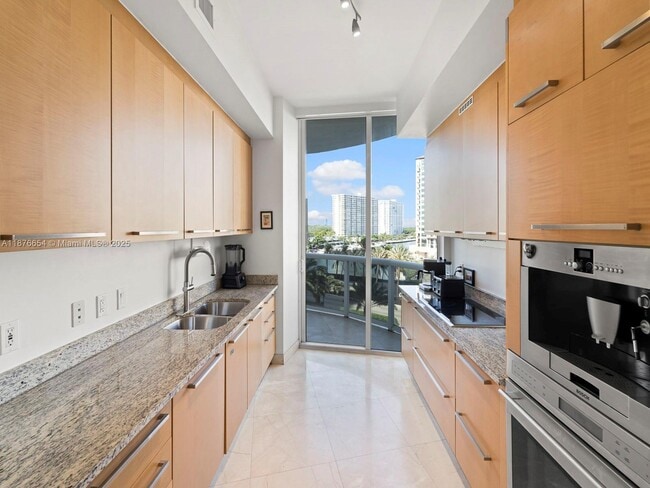 Building Photo - 15901 Collins Ave