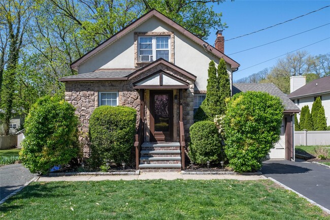 Primary Photo - 3 Woodmere Ln