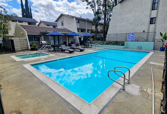 Building Photo - 1139 W Badillo St