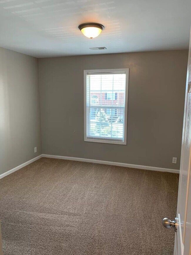 Building Photo - Spacious 2BR/2BA Condo in the Heart of Mid...