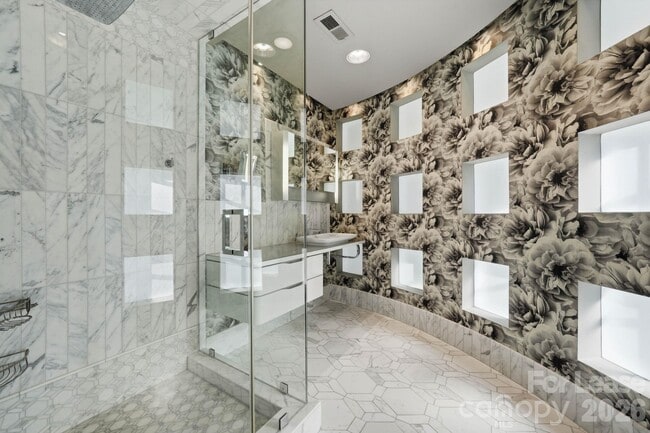 Building Photo - 1124 Dilworth Crescent Row