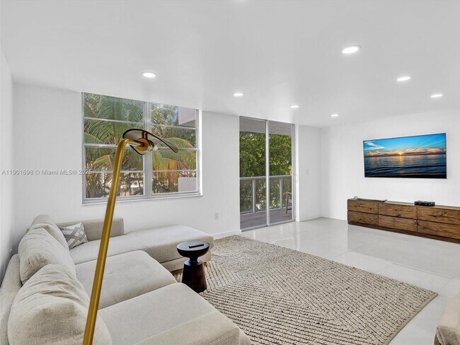 Building Photo - 10000 W Bay Harbor Dr